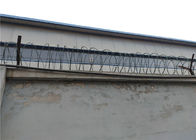استفاده از سیم ریش تراش Concertina Razor Tape Wire BTO 22 در بالای دیوار